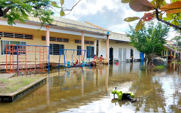 Trường ngập nước, học sinh phải nghỉ học, địa phương nói gì?