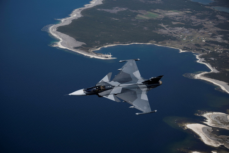 Tiêm kích Gripen của Thụy Điển bay qua vùng biển Baltic vào năm 2022 - Ảnh: REUTERS