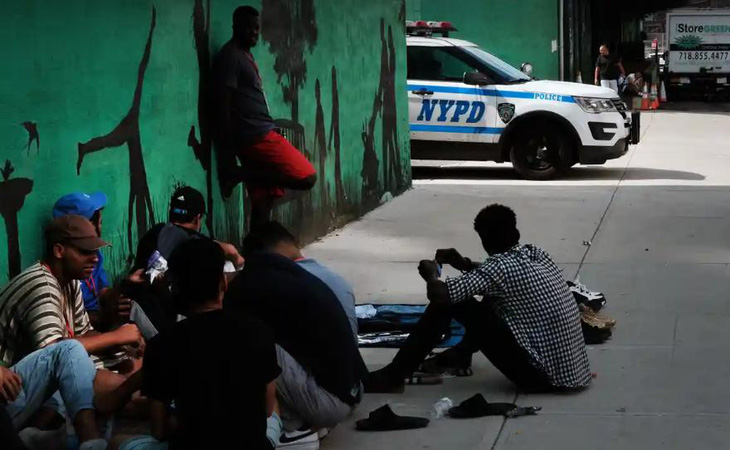 Cảnh sát tuần tra bên ngoài nơi trú ẩn của người di cư ở Brooklyn vào ngày 21-7- 2023 tại thành phố New York - Ảnh: GUARDIAN