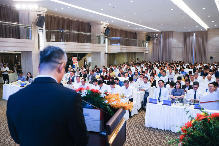 Hàng trăm doanh nghiệp tham gia đối thoại với lãnh đạo TP Đà Nẵng và các sở ngành - Ảnh: TẤN LỰC