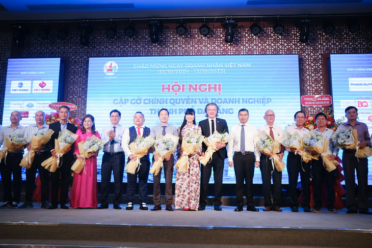 Chính quyền TP Đà Nẵng trao hoa cho đại diện các hiệp hội doanh nghiệp - Ảnh: TẤN LỰC