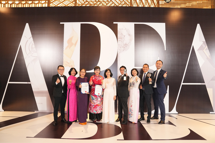 Các thành viên Ban Giám đốc Dai-ichi Life Việt Nam tại lễ trao giải Asia Pacific Enterprise Awards 2023.