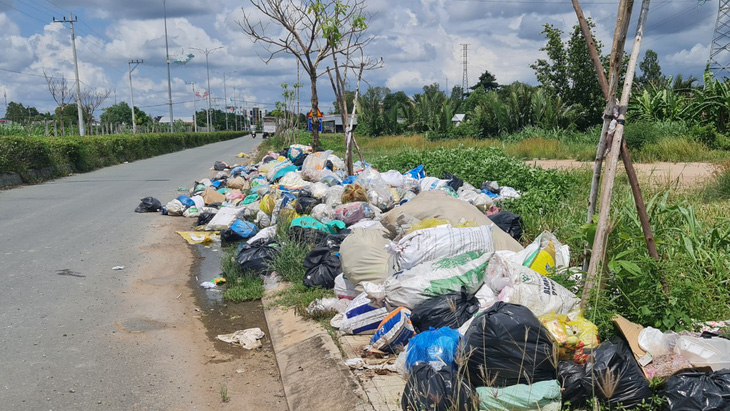 Do bãi rác An Hiệp bị đóng cửa bởi dân phản đối, rác sinh hoạt của người dân trên địa bàn huyện Ba Tri đổ tràn ra đường: Ảnh: MẬU TRƯỜNG