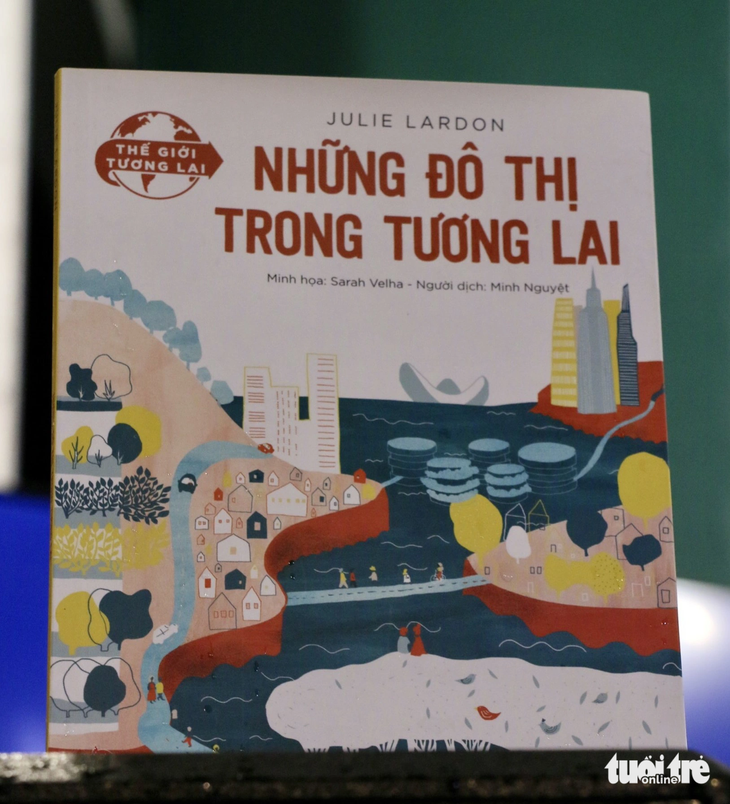 Sách Những đô thị trong tương lai của nhà báo Julie Lardon thuộc tủ sách Thế giới tương lai do Nhà xuất bản Kim Đồng chủ biên - Ảnh: HỒ LAM
