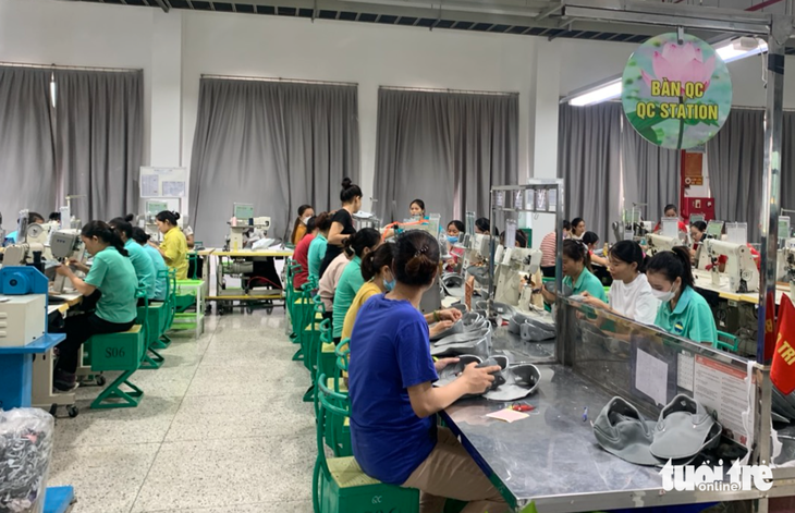 Trong sáng 6-10, gần 1.000 công nhân Công ty Viet Glory đã vào nhà máy làm việc - Ảnh: N.THẮNG