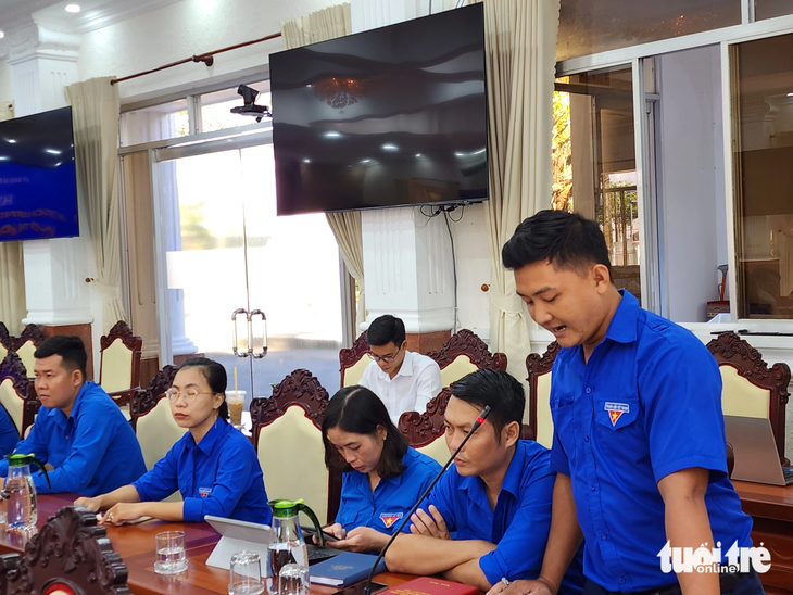 Anh Lê Trọng Nguyễn, ngụ huyện Châu Thành, đặt câu hỏi về việc đào tạo nghề và giải quyết việc làm cho thanh niên hiện nay - Ảnh: BỬU ĐẤU