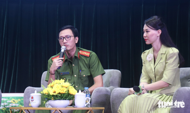 Thiếu tá Hoàng Văn Dũng - phó giám đốc Trung tâm dữ liệu về dân cư - trao đổi tại tọa đàm - Ảnh: DANH TRỌNG