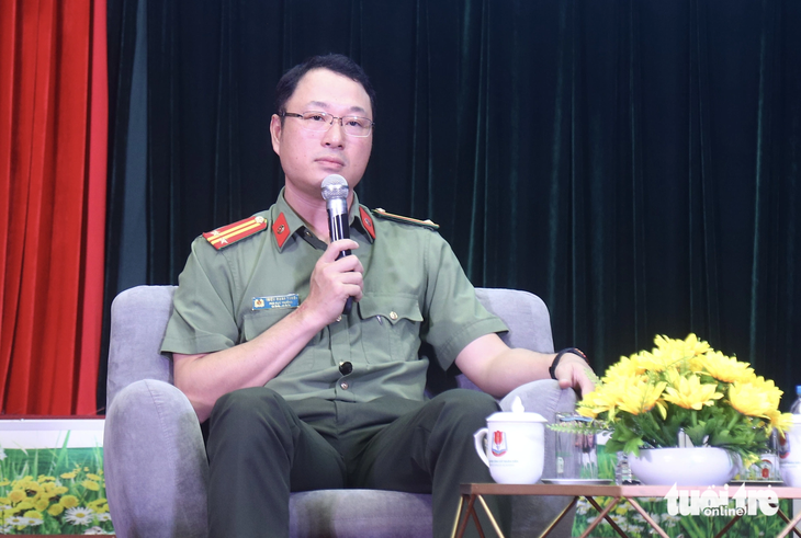 Trung tá Triệu Mạnh Tùng - phó cục trưởng Cục An ninh mạng và Phòng chống tội phạm sử dụng công nghệ cao - trao đổi tại tọa đàm - Ảnh: DANH TRỌNG