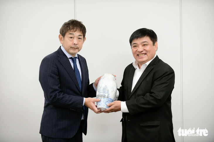 Ông Lê Thế Chữ - tổng biên tập báo Tuổi Trẻ (phải) - tặng quà lưu niệm cho ông Yoshiro Tanaka - phó tổng biên tập báo Mainichi - Ảnh: QUANG ĐỊNH