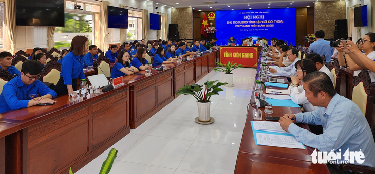 Toàn cảnh chủ tịch UBND tỉnh Kiên Giang đối thoại với 40 thanh niên năm 2023 - Ảnh: BỬU ĐẤU