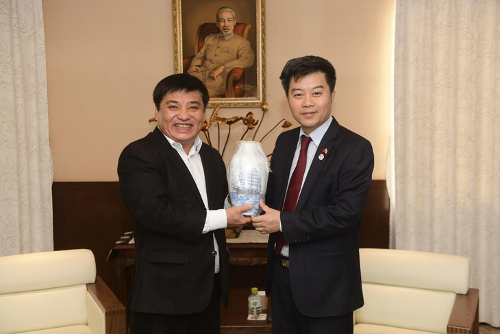 Tổng biên tập báo Tuổi Trẻ Lê Thế Chữ tặng quà kỷ niệm cho ông Nguyễn Đức Minh - phó đại sứ - Đại sứ quán Việt Nam tại Nhật Bản - Ảnh: QUANG ĐỊNH