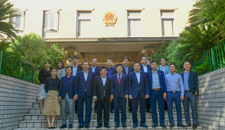 Đoàn chụp ảnh kỷ niệm tại Đại sứ quán Việt Nam tại Nhật Bản