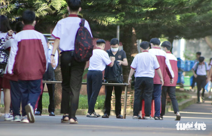 Hiệu trưởng Trường THCS - THPT Đông Du cho biết đã dừng việc xét cặp, soát người học sinh từ hôm nay, 6-10, để đổi phương pháp - Ảnh: THẾ THẾ