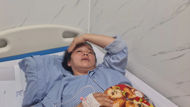 Lao công Võ Thị Lưu đang điều trị sức khỏe và tinh thần tại Bệnh viện Phúc Hưng - Ảnh: TRẦN MAI