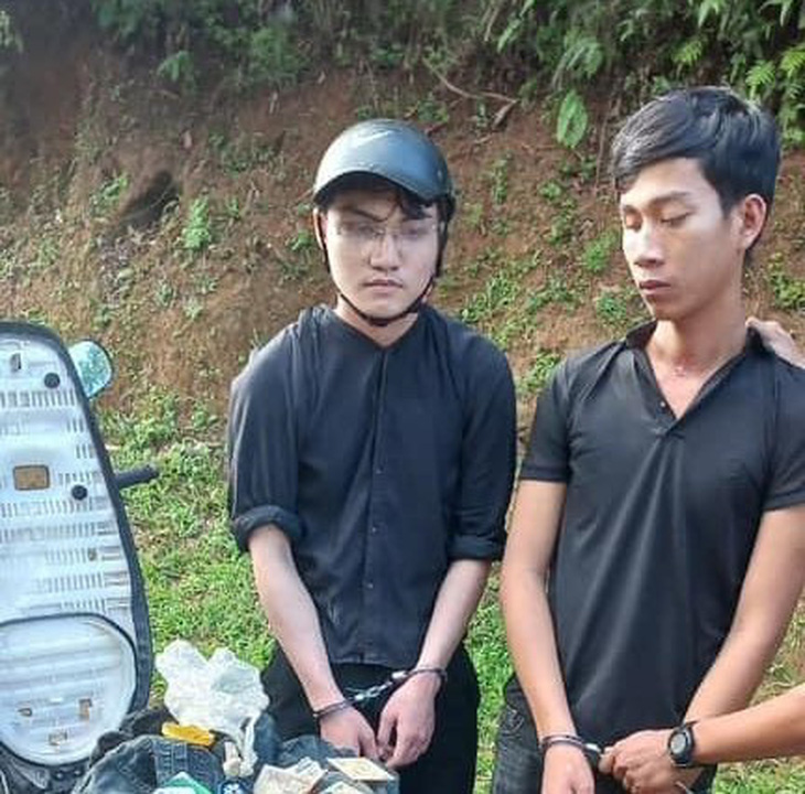 Hai thanh niên bị bắt giữ - Ảnh: Công an cung cấp