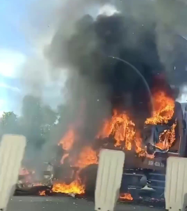 Phần đầu xe container bốc cháy dữ dội - Ảnh: Cắt từ video