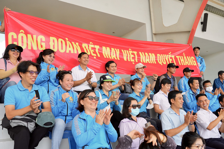 Các cổ động viên Công đoàn Dệt may Việt Nam cổ vũ với băng rôn đầy tự tin - Ảnh: HỮU HẠNH