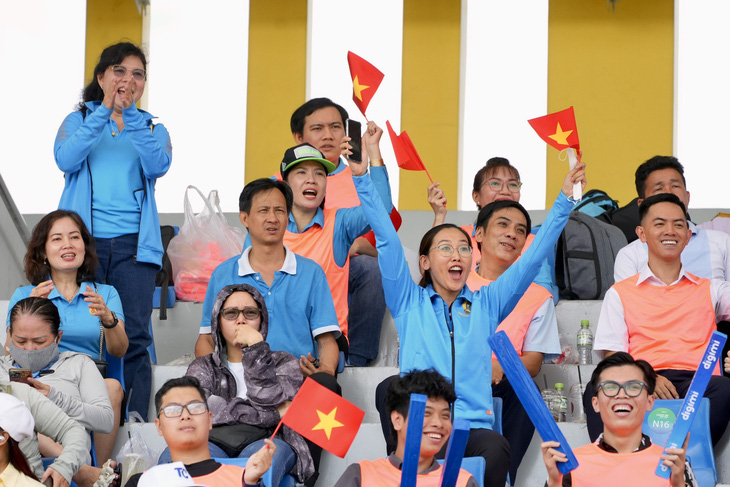 Các cổ động viên Công đoàn Dệt may Việt Nam tiếc rẻ với pha bóng hỏng ăn của đội nhà - Ảnh: HỮU HẠNH