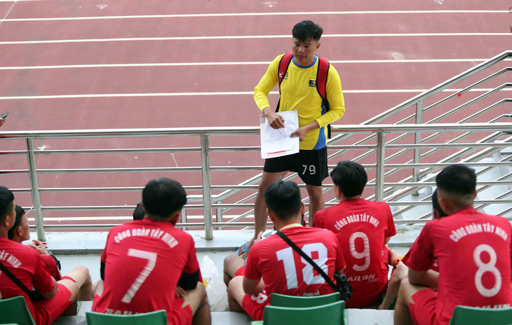 Đội trưởng Minh Hoàng (đứng) trò chuyện cùng các thành viên đội Công đoàn Tây Ninh trên khán đài sân Gia Định chiều 5-10 - Ảnh: N.K.