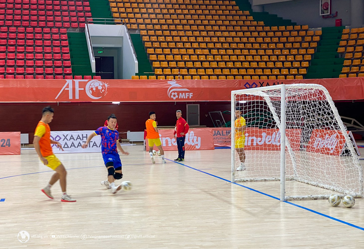 Đội tuyển futsal Việt Nam tập làm quen sân thi đấu chính vào sáng 6-10 - Ảnh: VFF
