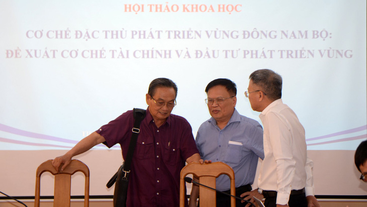 TS Trần Du Lịch (bìa trái), TS Nguyễn Đình Cung (giữa) trao đổi bên lề hội thảo - Ảnh: TIẾN LONG