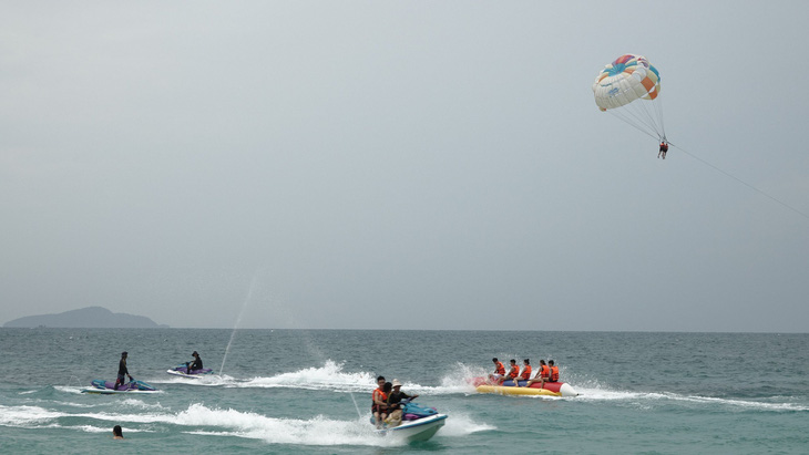 Biển đảo Phú Quốc luôn thu hút khách du lịch đến tắm và chơi các trò chơi thể thao trên biển - Ảnh: CHÍ CÔNG