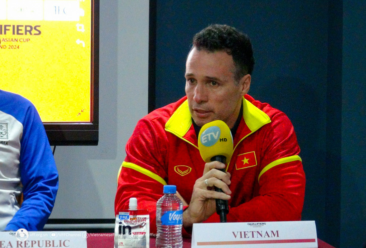 HLV Diego Giustozzi Raul tại buổi họp báo trước giải - Ảnh: VFF