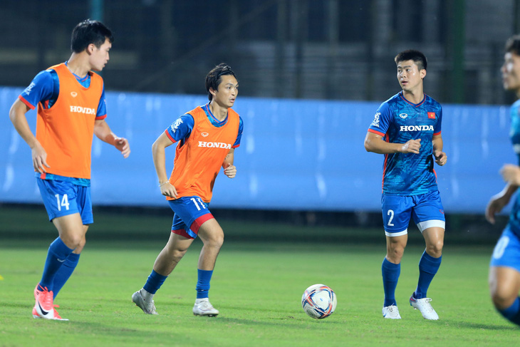 Tiền vệ Tuấn Anh (giữa) cho biết các cầu thủ tuyển Việt Nam đang nhuần nhuyễn lối chơi của HLV Philippe Troussier - Ảnh: HOÀNG TÙNG
