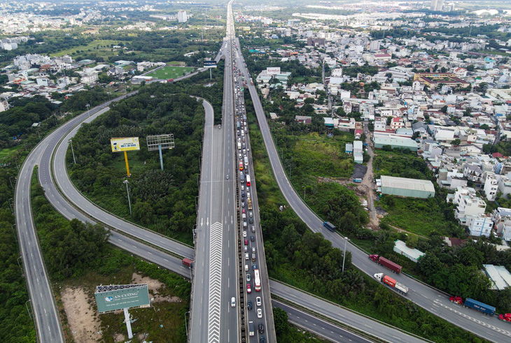 Khu vực nút giao cao tốc với đường Võ Chí Công hiện đang ùn ứ nghiêm trọng về hướng Đồng Nai - Ảnh: CHÂU TUẤN