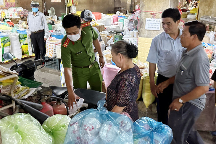 Lực lượng chức năng Đồng Nai kiểm tra công tác phòng cháy chữa cháy tại chợ Sặt (phường Tân Biên, TP Biên Hòa) - Ảnh: AN BÌNH