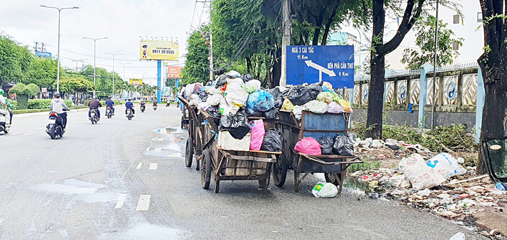 Điểm tập kết rác trước cổng Bệnh viện Y học cổ truyền (quận Ninh Kiều, TP Cần Thơ) - Ảnh: LÊ DÂN