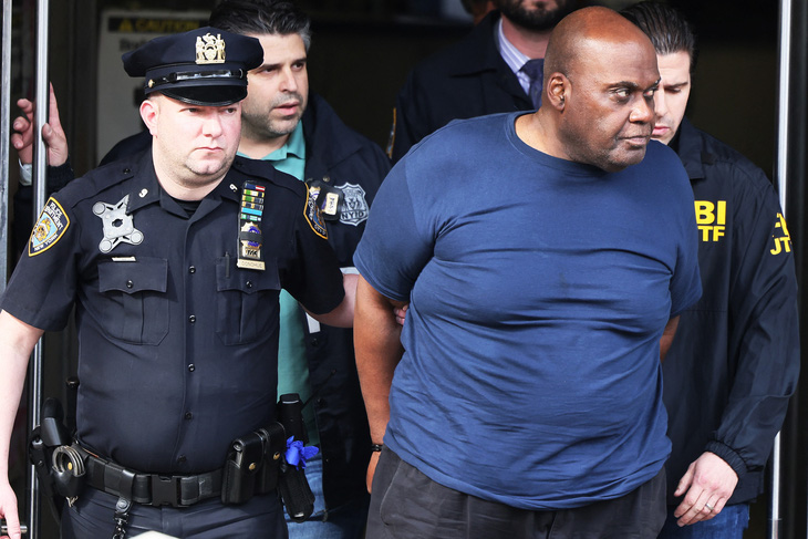 Cảnh sát New York áp giải Frank James hồi tháng 4-2022 - Ảnh: AFP
