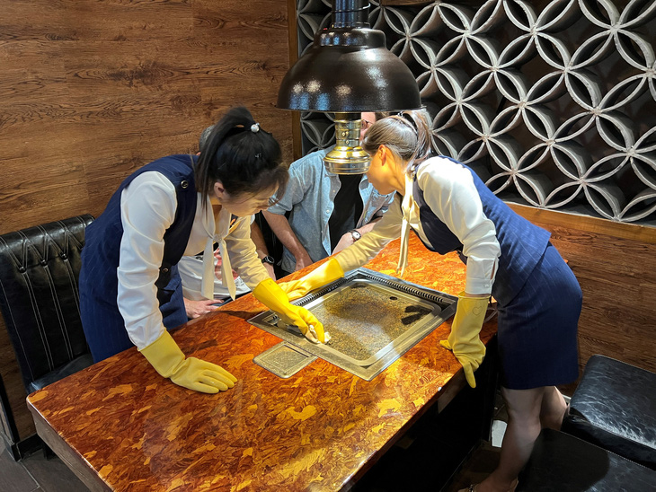 Nhân viên tại nhà hàng Triều Tiên đang chuẩn bị bàn cho khách ở Bắc Kinh, Trung Quốc, ngày 4-10 - Ảnh: AFP