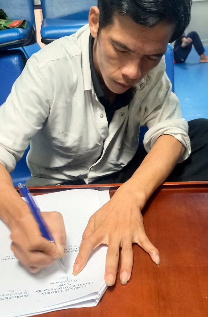 Phạm Văn Tân lúc bị bắt quả tang và lập biên bản - Ảnh: Kiểm lâm Vườn quốc gia Côn Đảo cung cấp