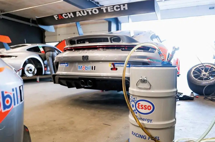 Xăng điện tử đang là mơ ước của nhiều thương hiệu muốn duy trì xe chạy động cơ đốt trong như Porsche - Ảnh: MotorTrend