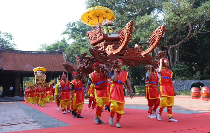 Nghi thức rước kiệu đức vua Lê Thái Tổ tại Lễ hội Lam Kinh năm 2023 - Ảnh: HÀ ĐỒNG