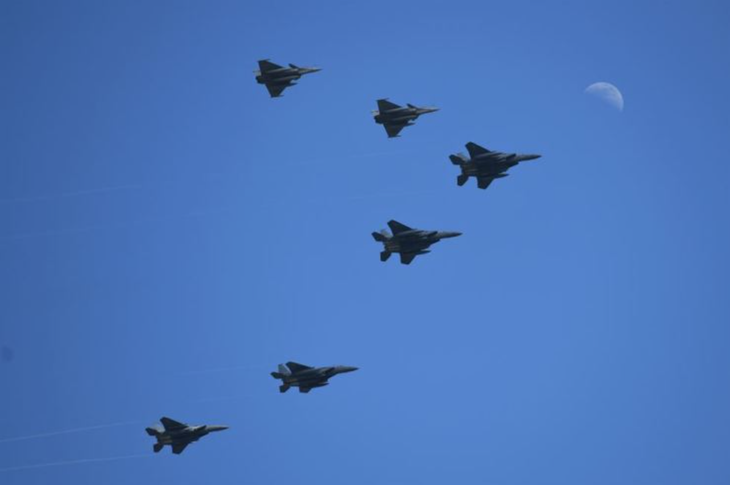 Tiêm kích F-15K của Hàn Quốc và tiêm kích Rafale của Pháp bay trên căn cứ không quân ở thành phố Gimhae, phía đông nam Hàn Quốc, ngày 25-7 - Ảnh: REUTERS