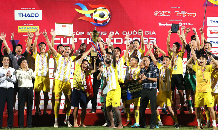 Thanh Hóa nhận Siêu cúp quốc gia 2023 - Ảnh: HOÀNG TÙNG