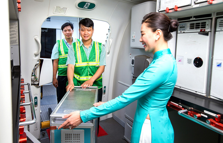 Quy trình đưa suất ăn từ mặt đất lên máy bay của Vietnam Airlines