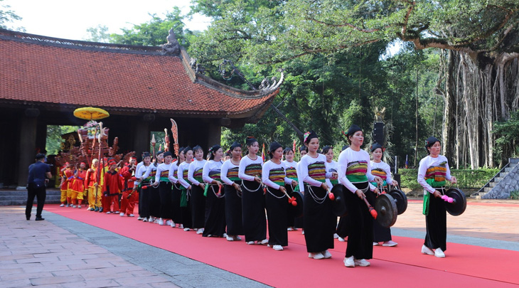 Đội cồng chiêng dân tộc Mường xứ Thanh tham gia biểu diễn tại Lễ hội Lam Kinh năm 2023 - Ảnh: HÀ ĐỒNG
