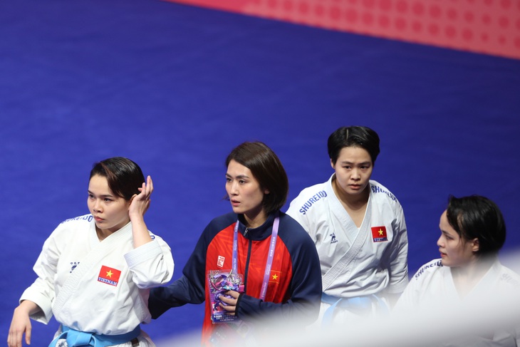 Đội tuyển kata (diễn quyền) đồng đội nữ môn karate giành HCV thứ 3 cho đoàn thể thao Việt Nam tại Asiad 19 - Ảnh: HUY ĐăNG