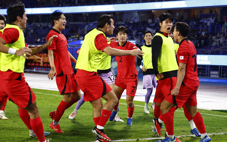 Niềm  vui của các cầu thủ Hàn Quốc sau khi ghi bàn thắng vào lưới Nhật Bản - Ảnh: Reuters