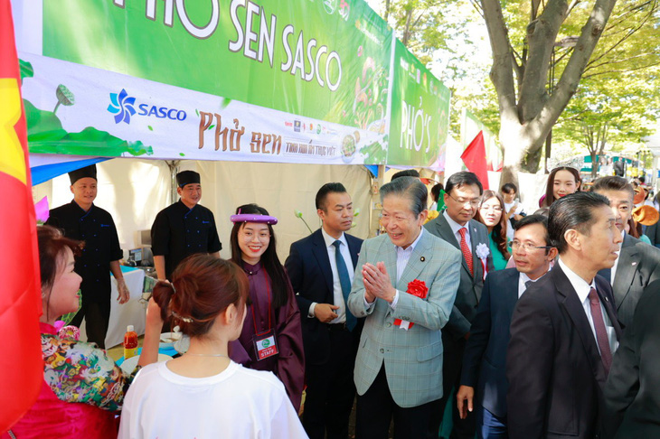 Ban tổ chức Vietnam Festival Phở 2023 và ông Yamaguchi Natsuo, chủ tịch Đảng Công minh Nhật Bản tham quan gian hàng Phở Sen SASCO
