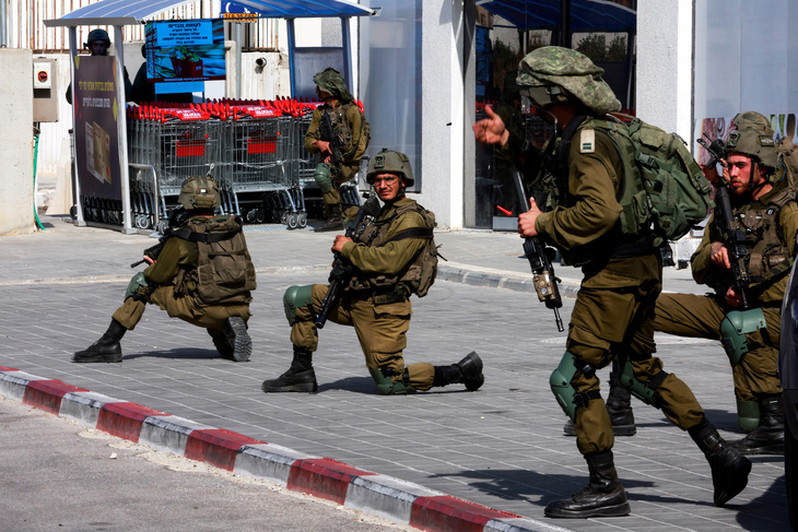 Binh sĩ Israel bảo vệ các khu dân cư sau vụ xâm nhập hàng loạt của các tay súng Hamas từ dải Gaza, ở Sderot, ngày 7-10 - Ảnh: REUTERS