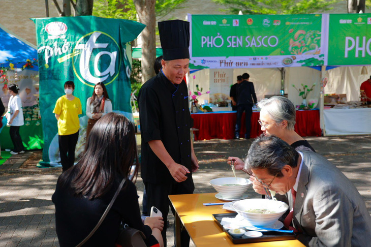 Bếp trưởng SASCO Phạm Quang Duy giới thiệu phở sen, phở matcha đến du khách lễ hội.