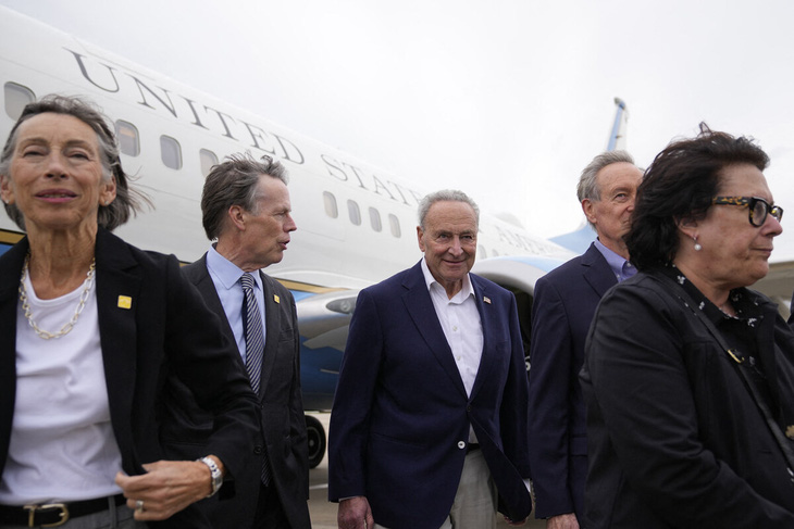 Lãnh đạo đa số Thượng viện Mỹ Chuck Schumer (giữa) đáp xuống Thượng Hải, Trung Quốc, ngày 7-10 - Ảnh: AFP