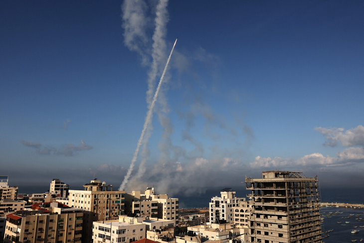 Rocket bắn lên từ Gaza về phía Israel ngày 7-10 - Ảnh: AFP