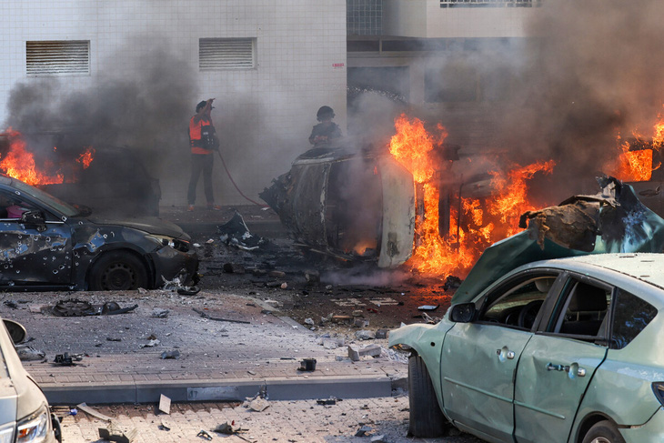 Xe cộ bị hư hại tại miền nam Israel sau các vụ tấn công ngày 7-10 - Ảnh: AFP