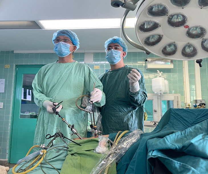 Ca nội soi lấy sỏi, đặt ống Sonde JJ vào niệu quản tại Bệnh viện Hữu nghị Việt Nam - Cu Ba Đồng Hới - Ảnh: BVCC