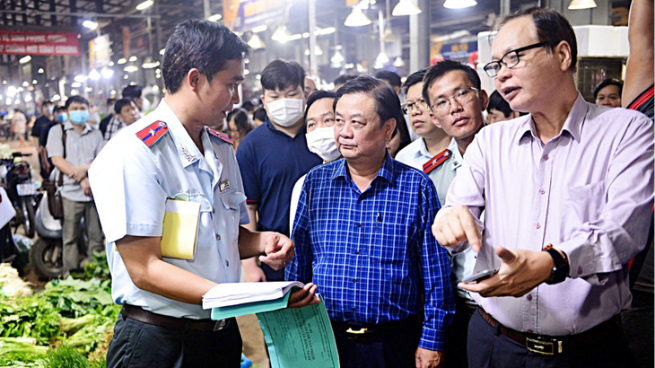 Bộ trưởng Bộ NN&PTNT Lê Minh Hoan trong lần đi kiểm tra chợ đầu mối Bình Điền (TP.HCM) - Ảnh: QUANG ĐỊNH